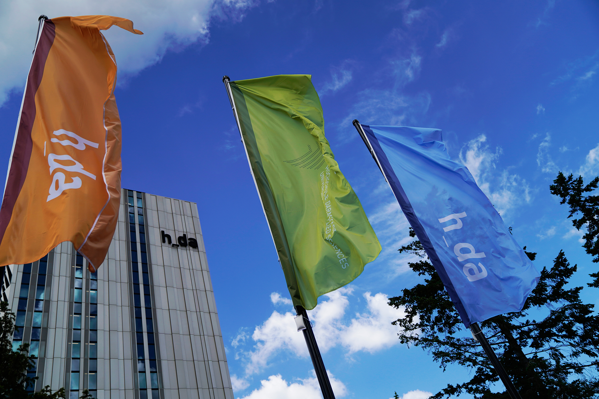 Hochschule Darmstadt, Gebäude mit Fahnen