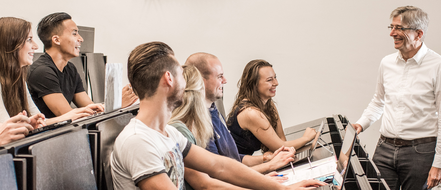 Hörsaal mit Studierenden